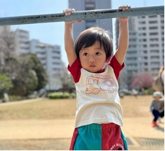 おばたのお兄さん、1歳息子の“怪力”に驚く「息子は握力が強い模様、、、」
