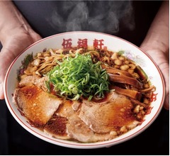 首都圏に10店舗同時オープン「東京背脂黒醤油ラーメン 伍福軒」5日間で10,000杯突破