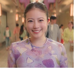 今田美桜“総勢90名と共演”の新CM、撮影終了時にはかわいらしいガッツポーズも