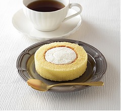 ローソンが「プレミアムロールケーキ」リニューアル、初めて価格も引き下げ