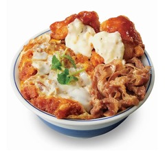 かつや「牛・豚・鶏のトリプルカツ丼」巳年に“ヘビー”な商品でとことんお腹いっぱいに