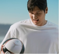 “サッカーする大谷翔平”常識すてた伊藤園新CM、ビーチでリフティング挑戦