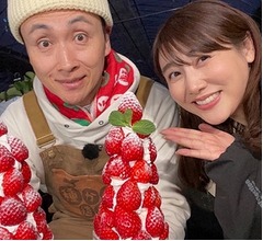 安めぐみ、“星降るストロベリータワー”前にアンジャッシュ児嶋と満面の笑み