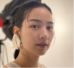 のん、“おっきい”イヤリングのデコ出しショットに「ウソみたいに大きい」の声