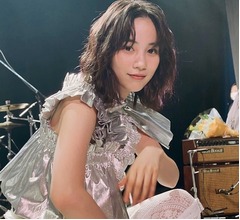 “ギラギラ衣装”のんに反響「カッケー!」「綺麗だ」「輝いてる」