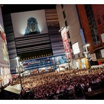King Gnu“歌舞伎町フリーライブ”に6,000人、劇場版「名探偵コナン」主題歌など披露