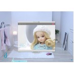 リカちゃんとTV電話でトーク、一風変わったダジャレや反応も披露。