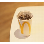 マクドナルド“紙製ストロー”提供終了へ、ストローなしで飲めるフタに順次変更
