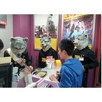 話題のオオカミがレジで接客、いきなりの登場に店内は一時騒然。