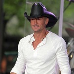 歌手がファンに叩かれ叩き返す、「足つかまれ無意識に…」と釈明。