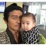高橋克典、10年前に共演した“赤ん坊”と再会「なんだか懐いてるし、不思議な感じ」