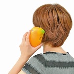 耳に&ldquo;マンゴー&rdquo;iPhoneだった、ウレタン素材で柔らかな質感のケース。