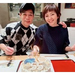 渡辺満里奈「誕生日でした」夫・名倉潤と肩寄せ合う笑顔の“夫婦ショット”