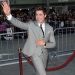 ザック・エフロンが発狂寸前に、“社交を滑らかにする”薬物に依存。