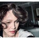 マドンナ「母が恋しくてたまらないから、なりきってみた」亡き母イメージのヘアスタイル