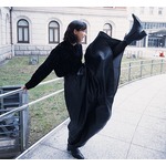 のん「どういうつもりの写真かは謎です」“豪快キックショット”に反響