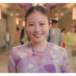 今田美桜“総勢90名と共演”の新CM、撮影終了時にはかわいらしいガッツポーズも
