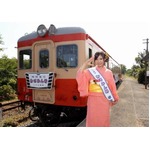 AKB岩佐が無人駅で「無人駅」、特別列車わさみん号で初の一日車掌も。