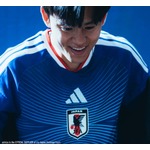 アディダス、“水平線”モチーフの「サッカー日本代表2026ホームユニフォーム」発表
