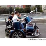 演奏しながら高速道路を疾走、ロシア人バンドの“特別ステージ”が話題に。