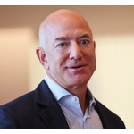 Amazon創業者のジェフ・ベゾス氏、“宇宙から帰還”婚約者を出迎えるときにコケた