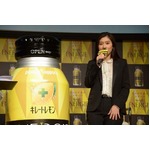 篠原涼子「営業の仕事したい」、女性らしさを保つ秘訣は“笑顔”。