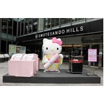 浴衣姿の巨大なハローキティ、表参道ヒルズに4日間限定で出現。